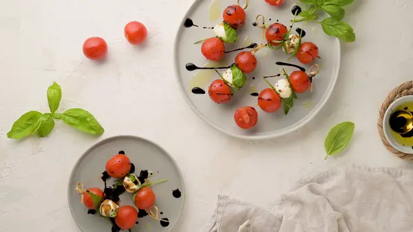 Frisk Förrätt Capresesallad Med Tomat Och Mozzarella Italiensk Mat Medelhavskost Royaltyfria Stockfoton