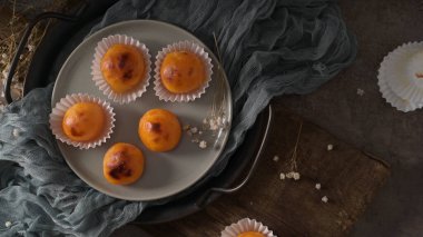 Portekiz 'in Alcobaca şehrinden geleneksel Portekiz tatlısı Castanha De Ovo.