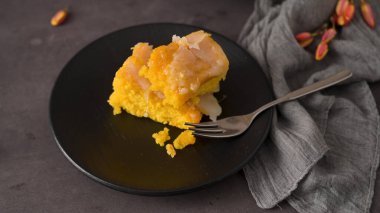 Vizela 'dan Portekiz usulü kek Bolinhol, tabakta servis edilir. Mutfak tezgahında..