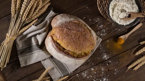 Mutfak tezgahında ev yapımı taze zerdeçal ekmeği..