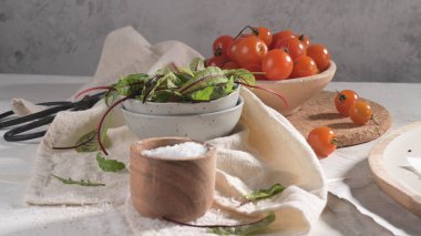 Kızarmış domatesli İtalyan bruschetaları, mozzarella peyniri, ananas dilimleri ve otlar..