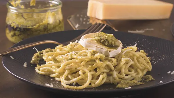 Frische Spaghetti Mit Basilikum Pesto Und Käse Auf Dunkler Küchenarbeitsplatte lizenzfreie Stockbilder