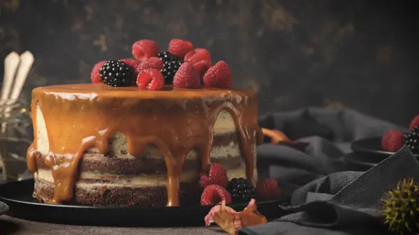 Вкусный Карамельный Торт Ежевикой Малиной Стоковое Изображение
