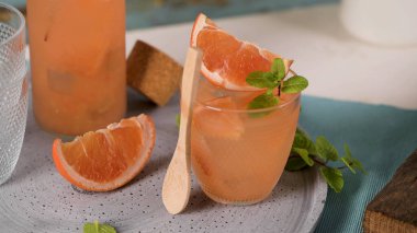 Masada biberiyeli greyfurt suyu. Yaz kokteylini tazeliyorum..