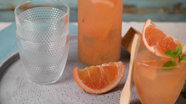 Masada biberiyeli greyfurt suyu. Yaz kokteylini tazeliyorum..