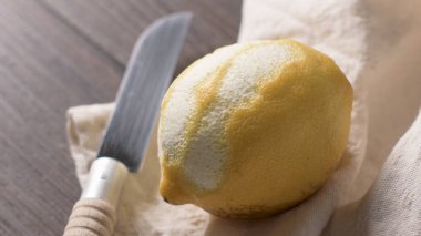 Beyaz arka plan üzerinde izole bıçakla soyulmuş limon meyve.