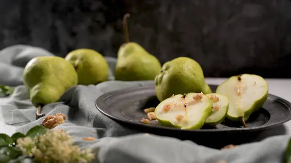 金属板用桌上的美味成熟梨子 免版税图库照片