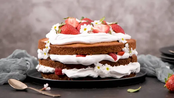 ストロベリーケーキ フレッシュストロベリーのストロベリースポンジケーキ ダークキッチンカウンターのサワークリーム ロイヤリティフリーのストック画像