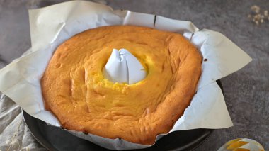 Fırından yeni çıkmış altın sarısı bir kek, aşçılık sanatının bir kanıtı..