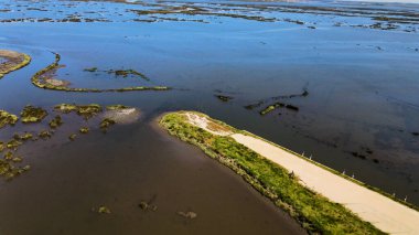 Pardilho, Aveiro, Portekiz 'deki Aveiro Gölü yakınlarındaki Ribeira das Teixugueiras Havacılık Manzarası.