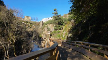 Portekiz, Vila Real 'deki Corgo nehir geçidi boyunca yürüyüşçülerin bakış açısı.