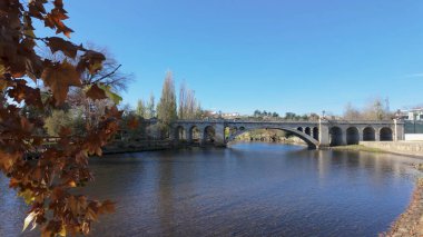 Portekiz, Chaves 'teki Tamega Nehri şehir parkı boyunca yürüyüşçülerin bakış açısı.