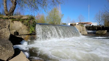 Ovar Şehir Parkı 'ndaki Caster Nehri' ndeki şelale..