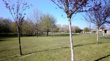 Caster Nehri 'nin kıyısındaki Ovar Şehir Parkı manzarası.