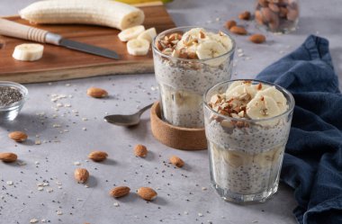 Muz dilimleri ve bademlerle kaplanmış gece gözlüklü yulaflar..