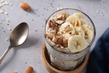 Muzlu Chia tohumu pudingi ve bardakta badem.