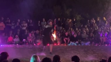 Ovar, Portekiz - 30 Temmuz 2024: Çeşitli uluslardan hokkabazlar geceleri ateşle gösteri yapıyorlar.