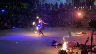 Ovar, Portekiz - 31 Temmuz 2024: Fransız Circuencia hokkabazları geceleri ateşle gösteri yapıyorlar.