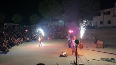 Ovar, Portekiz - 31 Temmuz 2024: Fransız Circuencia hokkabazları geceleri ateşle gösteri yapıyorlar.