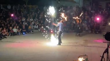 Ovar, Portekiz - 31 Temmuz 2024: Fransız Circuencia hokkabazları geceleri ateşle gösteri yapıyorlar.