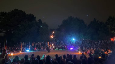Ovar, Portekiz - 30 Temmuz 2024: Çeşitli uluslardan hokkabazlar geceleri ateşle gösteri yapıyorlar.