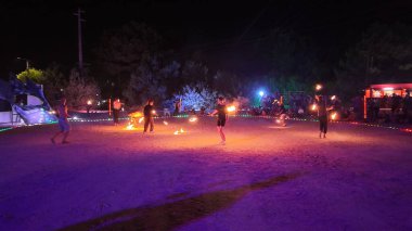 Ovar, Portekiz - 28 Temmuz 2024: Çeşitli milletlerden hokkabazlar geceleri ateşle alıştırma yapıyorlar.