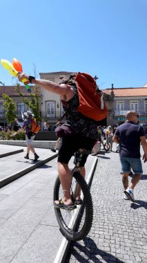 Ovar, Portekiz - 28 Temmuz 2024: Şehrin sokakları Avrupa Hokkabazlık Kongresi 'ne katılan katılımcılarla dolu.