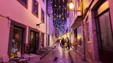 AVEIRO, PORTUGAL - 9 ARALIK 2023: Şehir sokaklarında Noel süsleri.