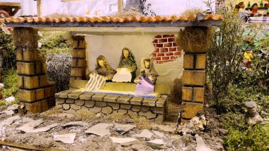 Ovar, Portekiz - 1 Ocak 2024: Yıllık Jose Costa, el yapımı Noel İsa 'nın Doğumu Sahnesi' ni halka gösteriyor.