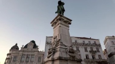 Coimbra, Portekiz - 20 Ekim 2024: Joaquim Antonio de Aguiars heykeli, tarihi Hotel Larbelo ve büyüleyici beyaz binalar da dahil olmak üzere klasik Portekiz mimarisi ile çevrili Coimbra 'nın merkez meydanında dimdik duruyor..