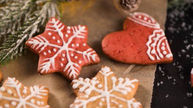 Kırsal arka planda pişirilmiş Noel kurabiyeleri.