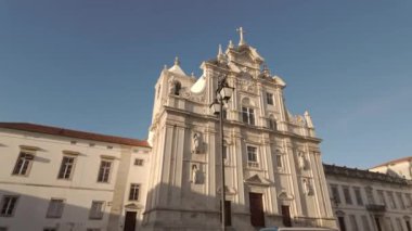 Portekiz 'in yeni Coimbra Katedrali açık mavi gökyüzüne karşı uzun ve görkemli duruyor..