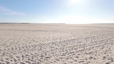 Figueira da Foz Sahili, Portekiz, açık mavi gökyüzü ve ince kumla.