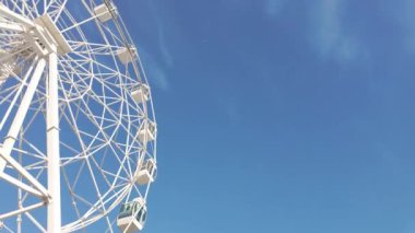 Figueira da Foz 'da açık mavi gökyüzüne karşı beyaz dönme dolap..
