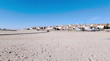 Figueira da Foz, Portekiz - 12 Kasım 2024: Figueira da Foz, Portekiz 'deki Claridade Sahili' nin uçsuz bucaksız genişliği büyüleyici kasaba merkezine doğru uzanır ve Atlantik Okyanusu 'nun nefes kesici manzarasını ve manzarasını sunar..