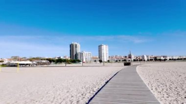 Figueira da Foz, Portekiz - 12 Kasım 2024: Figueira da Foz, Portekiz 'deki Claridade Sahili' nin uçsuz bucaksız genişliği büyüleyici kasaba merkezine doğru uzanır ve Atlantik Okyanusu 'nun nefes kesici manzarasını ve manzarasını sunar..