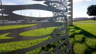 Figueira da Foz, Portekiz - 12 Kasım 2024: Figueira da Foz 'da metal balık heykeli, kasabanın balıkçılık mirasına bir işaret.
