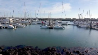 Figueira da Foz, Portekiz - 12 Kasım 2024: Figueira da Foz marinası limana yanaştı. Figueira da Foz yelken meraklıları için popüler bir yerdir ve marinası çeşitli konfor ve hizmetler sunmaktadır..
