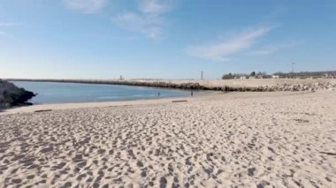 Figueira da Foz, Portekiz - 12 Kasım 2024: Figueira da Foz, Portekiz 'in korunaklı körfezi sakin suları ve el değmemiş kumlu kıyılarıyla kalabalık şehirden sakin bir kaçış sunuyor..