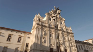 Portekiz 'in yeni Coimbra Katedrali açık mavi gökyüzüne karşı uzun ve görkemli duruyor..