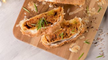 Mutfak dekore edilmiş tezgahta meyveli börek..