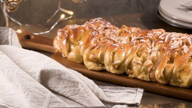 Noel şenlikli masaya tarçınlı kek örgülü.