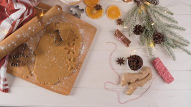 Noel kurabiyeleri ve mutfak tezgahındaki kurabiye kesiciler için çiğ hamur..