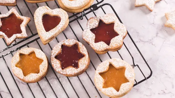 Homebaked Noel çerezleri ile meyve reçel dolum ve krema şeker.