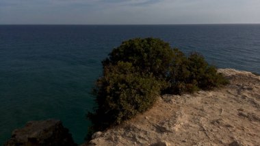 Carvoeiro şehir, Lagoa, Algarve - Portekiz yakınındaki yaz Atlantik Okyanusu kayalık sahil şeridi.