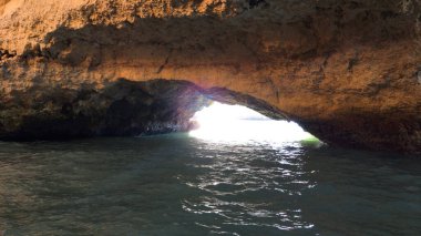 Carvoeiro şehir, Lagoa, Algarve - Portekiz yakınındaki yaz Atlantik Okyanusu kayalık sahil şeridi.