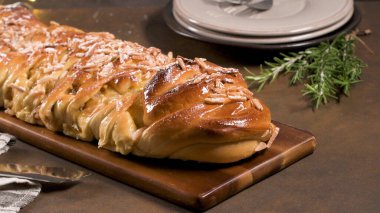 Noel şenlikli masaya tarçınlı kek örgülü.