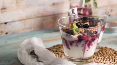 Ahududu, böğürtlen ve nane ile yoğurt çöl.