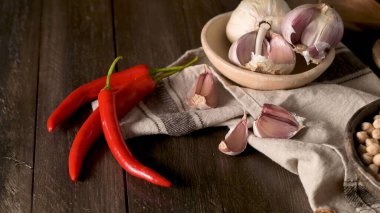 Seramik kasede nefis humus. Siyah ahşap arka planda renkli abur cubur kompozisyonu.