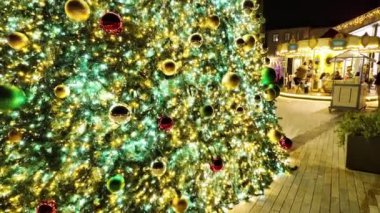 Gaia, Portekiz - 28 Kasım 2024: Büyük, aydınlık bir Noel ağacı, bir festival meydanının ortasında dikiliyor ve Portekiz 'in Gaia şehrinde WoW' un kalbinde büyülü bir sahne yaratıyor..